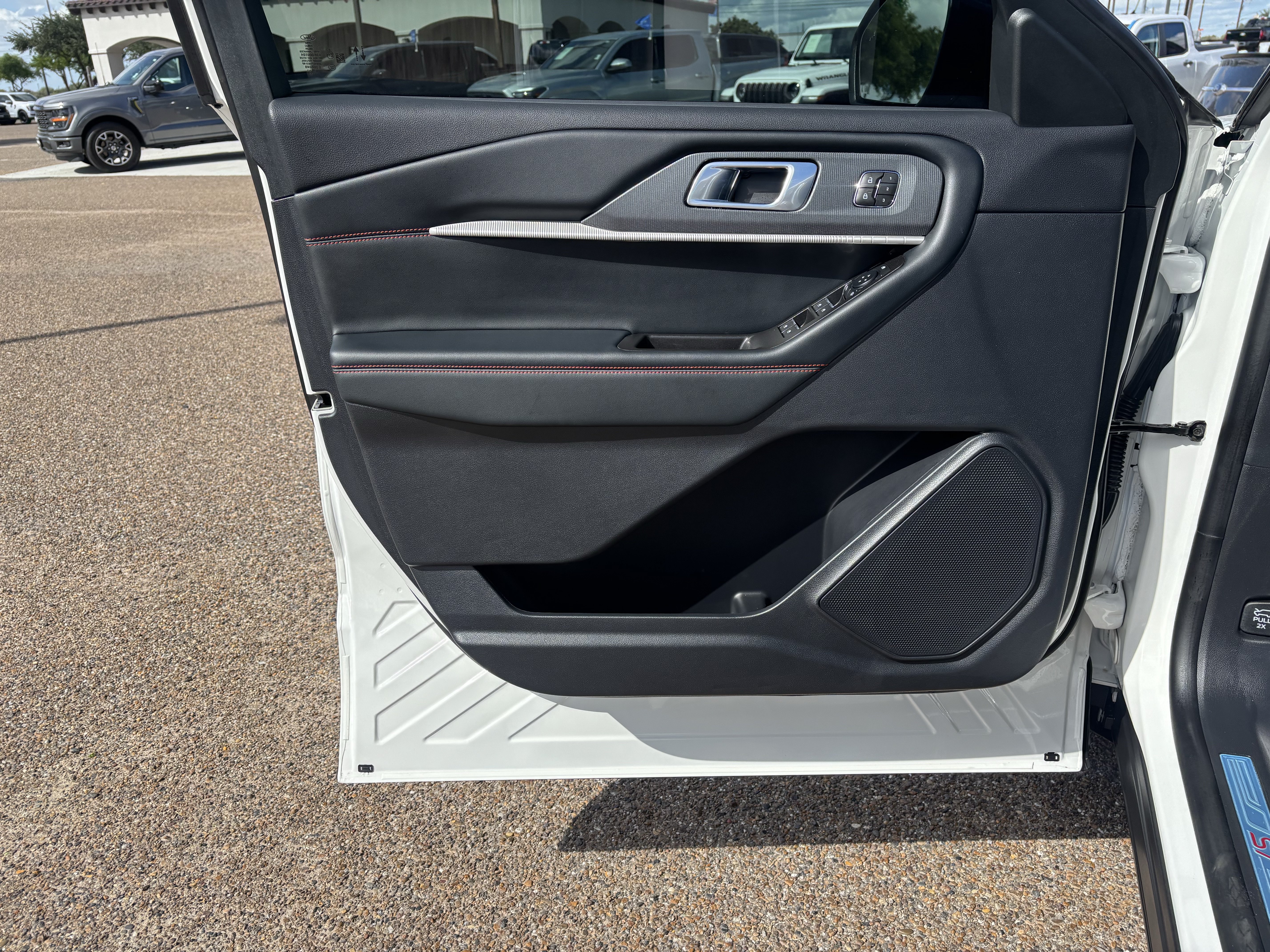 Certified 2026 Ford Explorer ST-Line w/ ST-Line Street Pack RWD image 9
