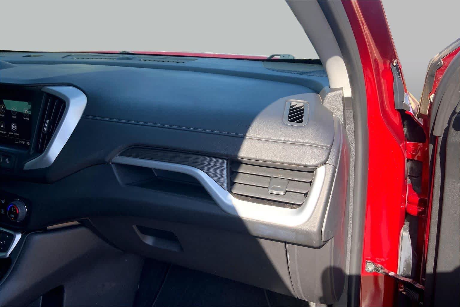 Used 2024 GMC Terrain SLE w/ Driver Convenience Package FWD image 19