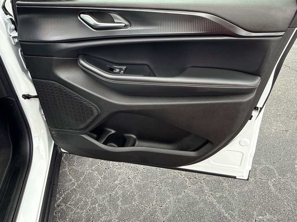 Used 2025 Jeep Grand Cherokee L Altitude RWD image 14