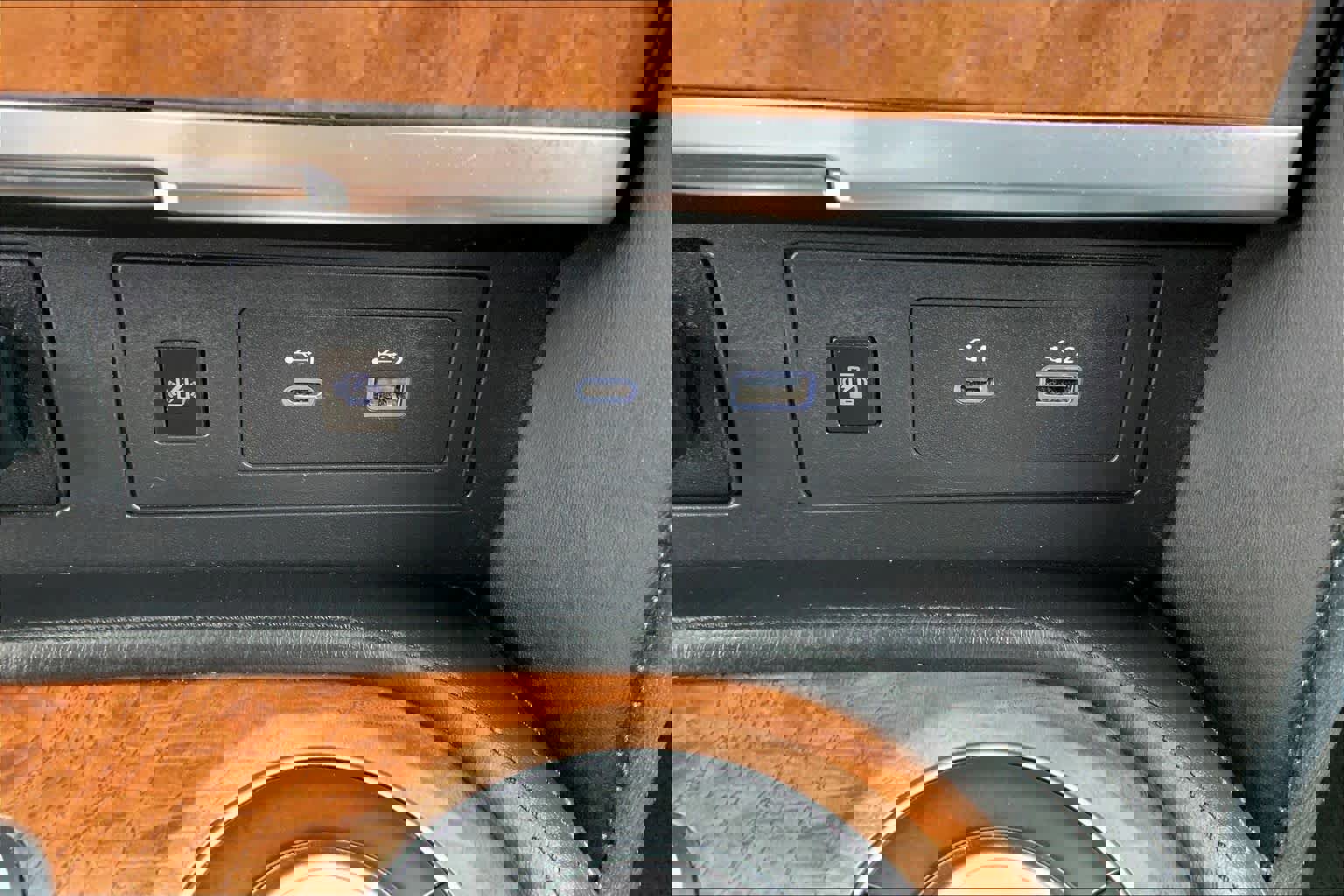 Used 2023 Nissan Armada SL w/ Captain's Chairs Package image 31