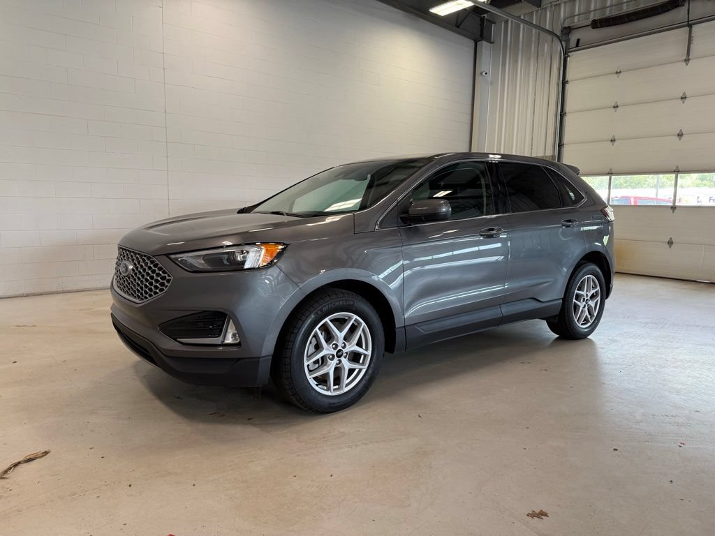 Certified 2024 Ford Edge SEL w/ Convenience Package AWD/4WD image 3