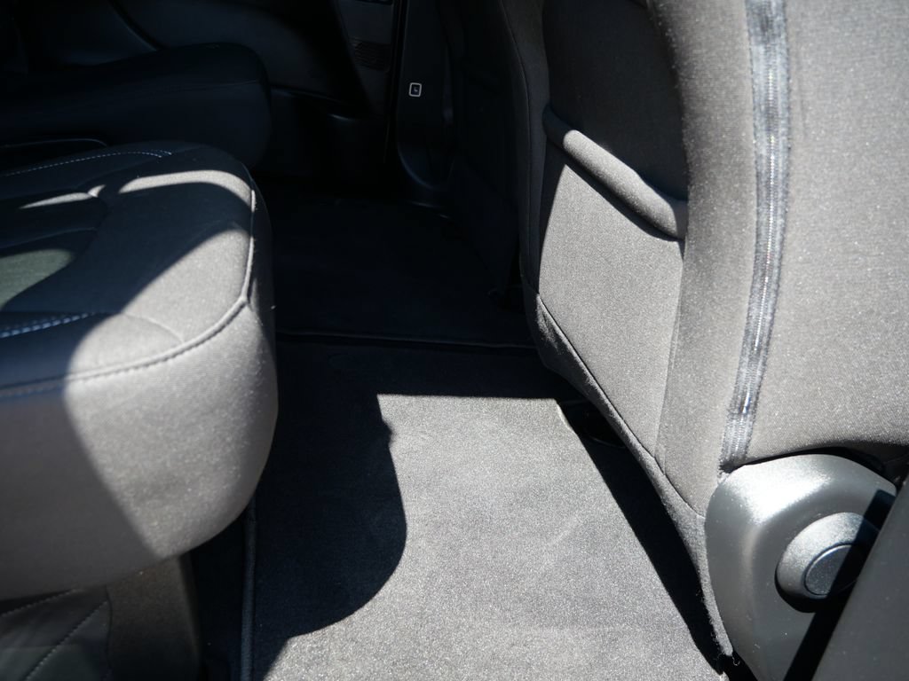 Used 2023 Chrysler Pacifica Touring FWD image 12