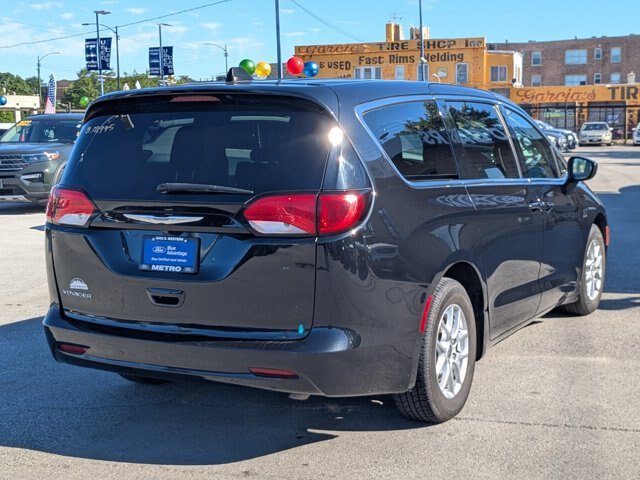 Used 2023 Chrysler Voyager LX FWD image 4