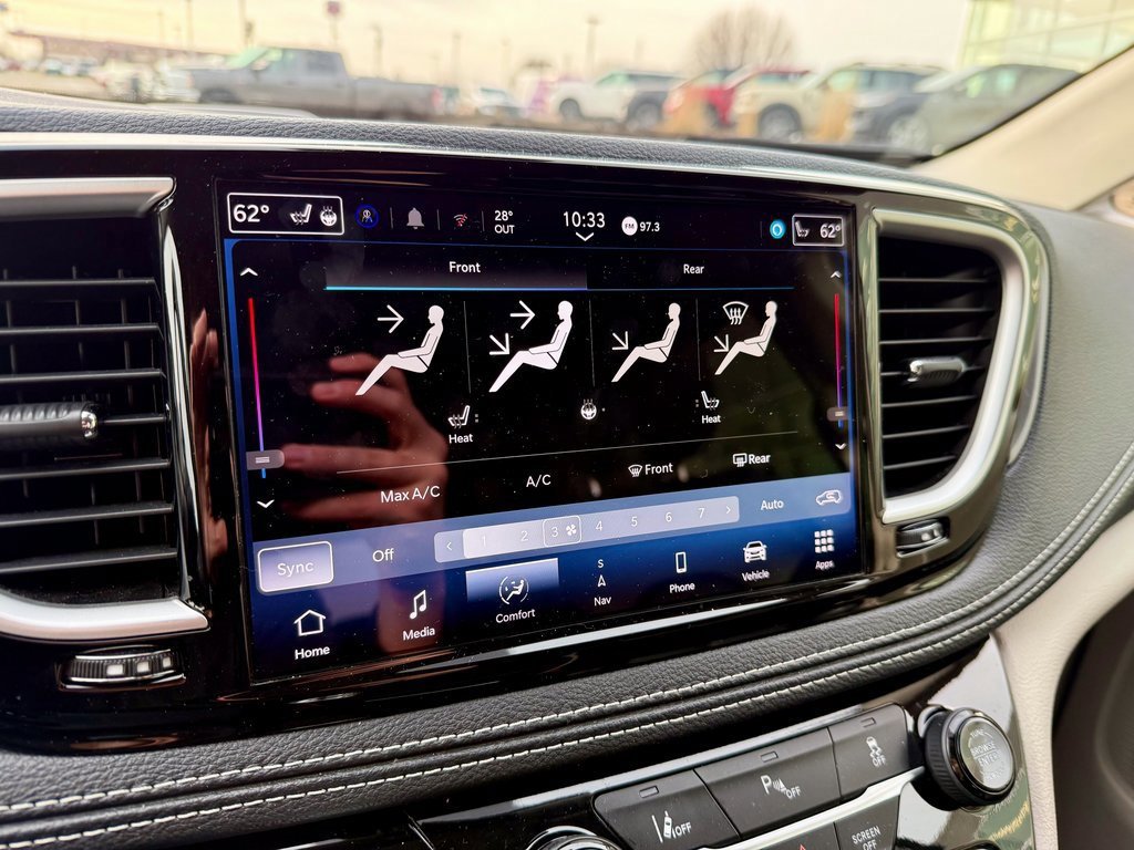 Used 2024 Chrysler Pacifica Select image 25