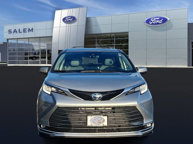 Used 2021 Toyota Sienna Limited image 7
