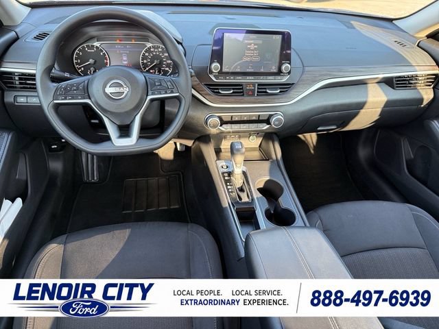 Used 2025 Nissan Altima 2.5 SV FWD image 15