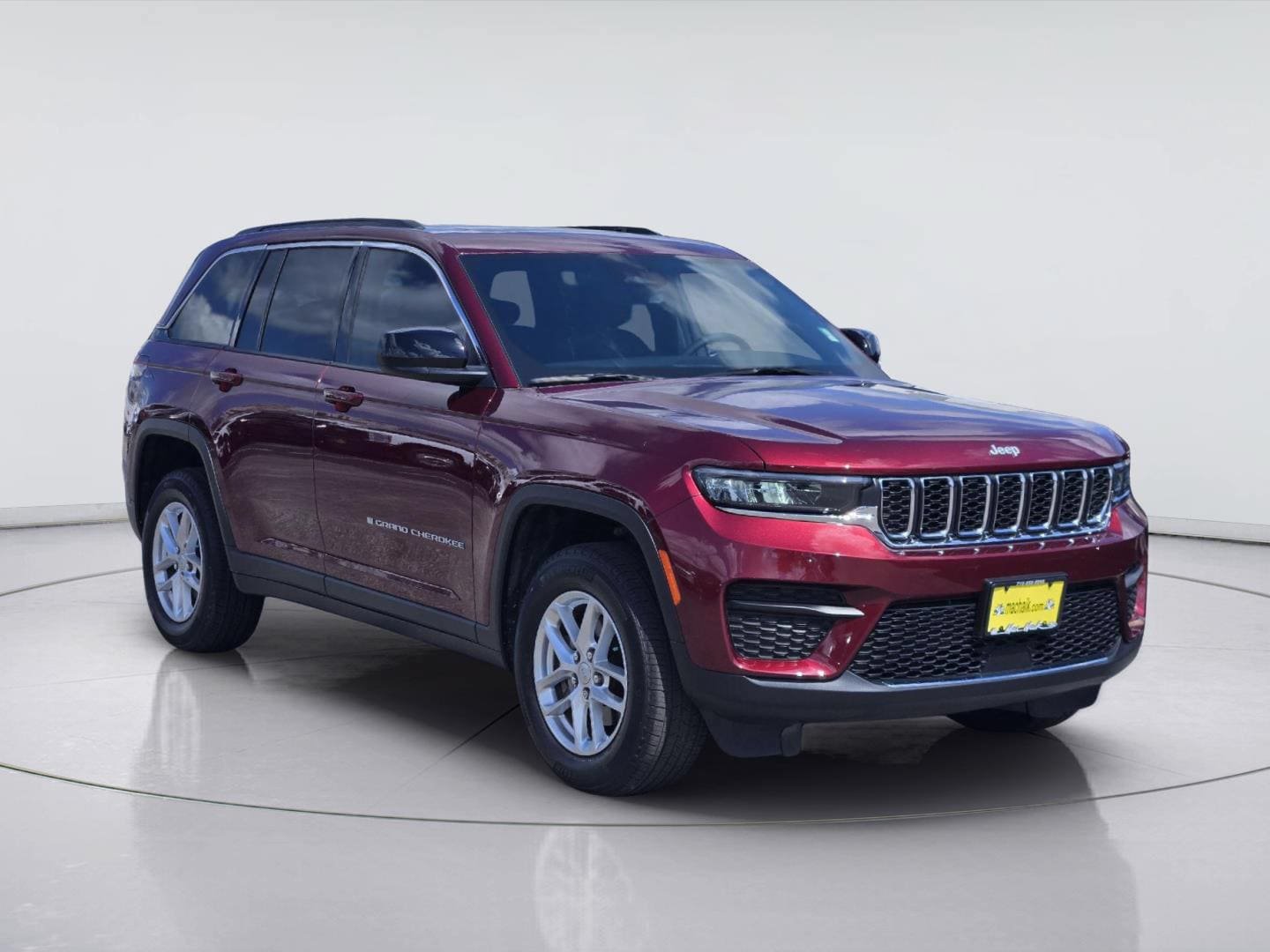 Used 2025 Jeep Grand Cherokee Laredo X RWD image 3