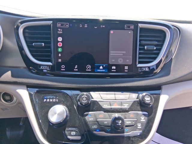 Used 2024 Chrysler Pacifica Touring-L FWD image 21