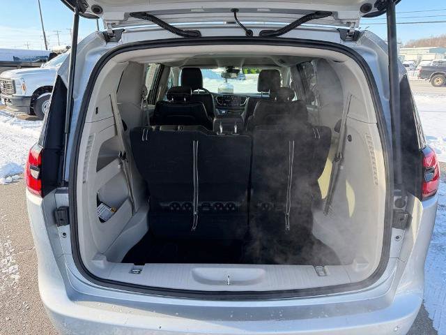 Used 2024 Chrysler Pacifica Touring-L FWD image 19