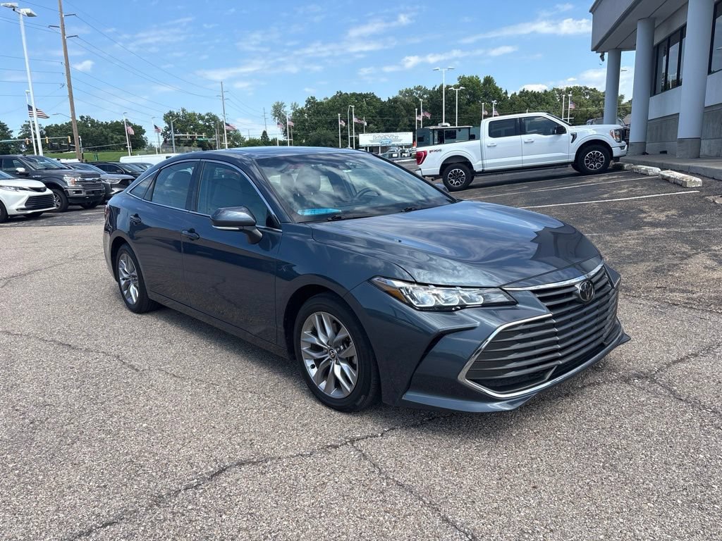 Used 2022 Toyota Avalon XLE w/ Moonroof Package FWD image 1