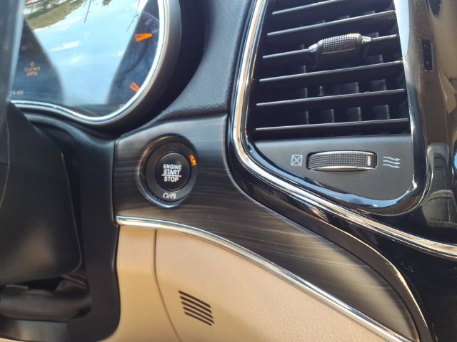 Used 2020 Jeep Grand Cherokee Limited AWD/4WD image 22