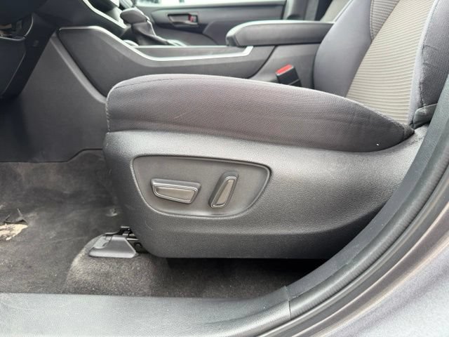 Used 2023 Toyota Highlander LE AWD/4WD image 10
