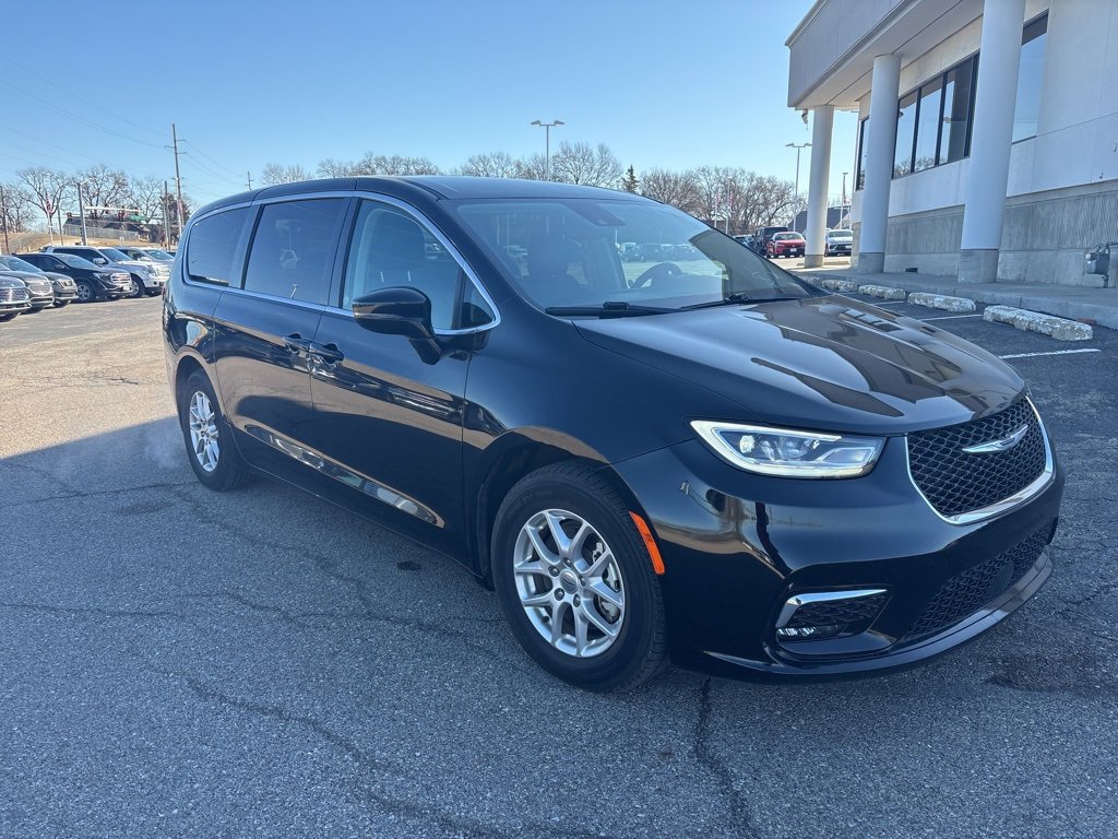 Used 2024 Chrysler Pacifica Touring-L