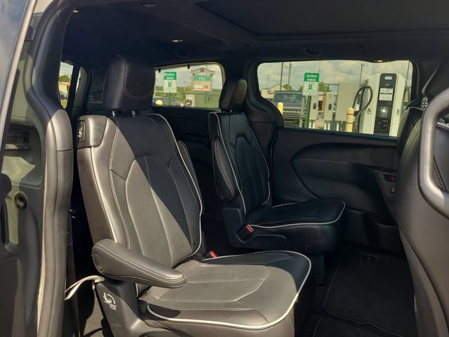 Used 2025 Chrysler Pacifica Limited FWD image 18