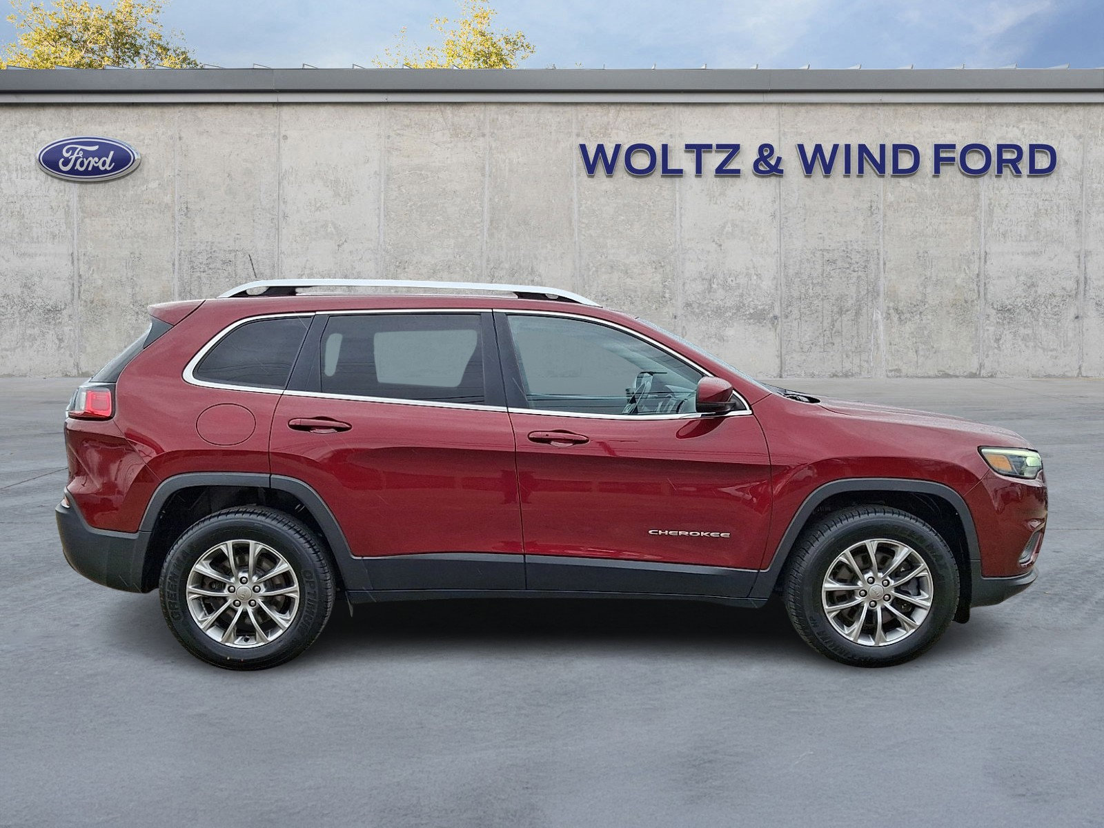 Used 2019 Jeep Cherokee Latitude Plus image 2