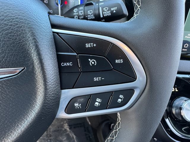 Used 2025 Chrysler Pacifica Select FWD image 24
