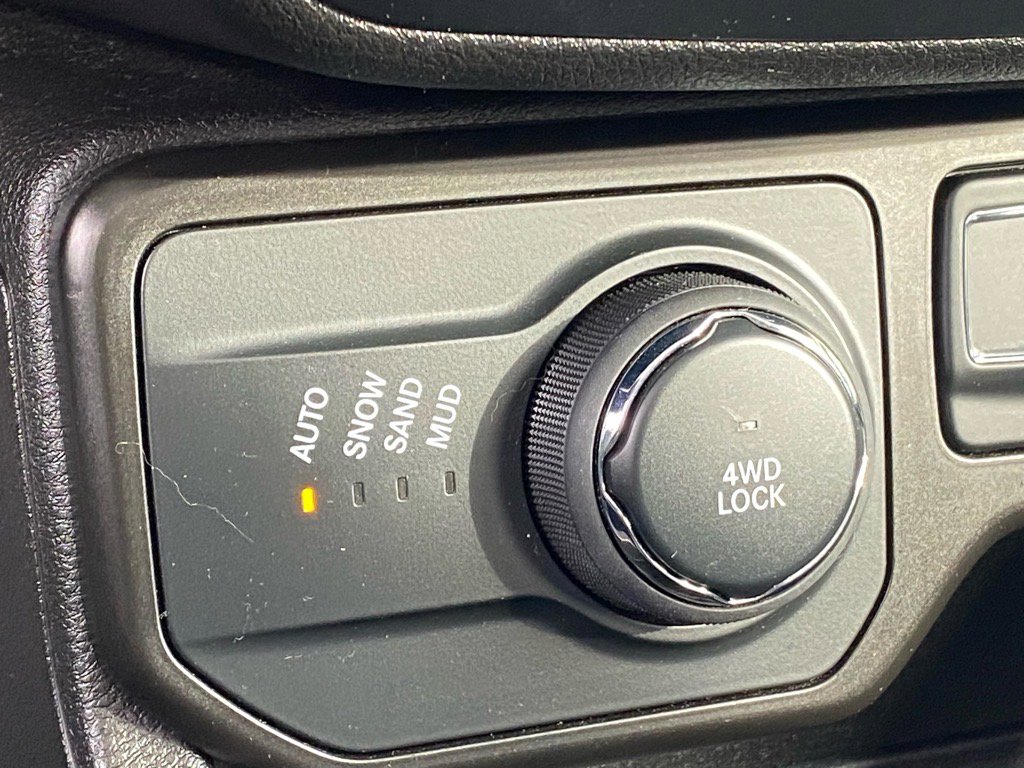 Used 2021 Jeep Renegade Latitude w/ Luxury Group I image 18