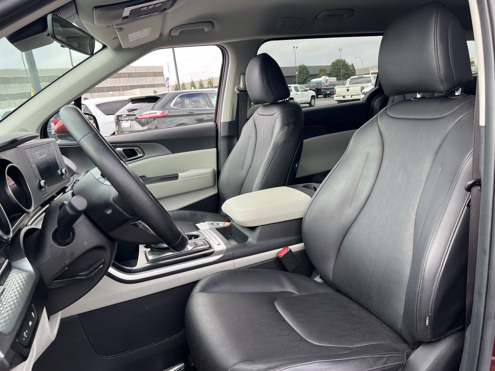 Used 2024 Kia Carnival LX FWD image 13