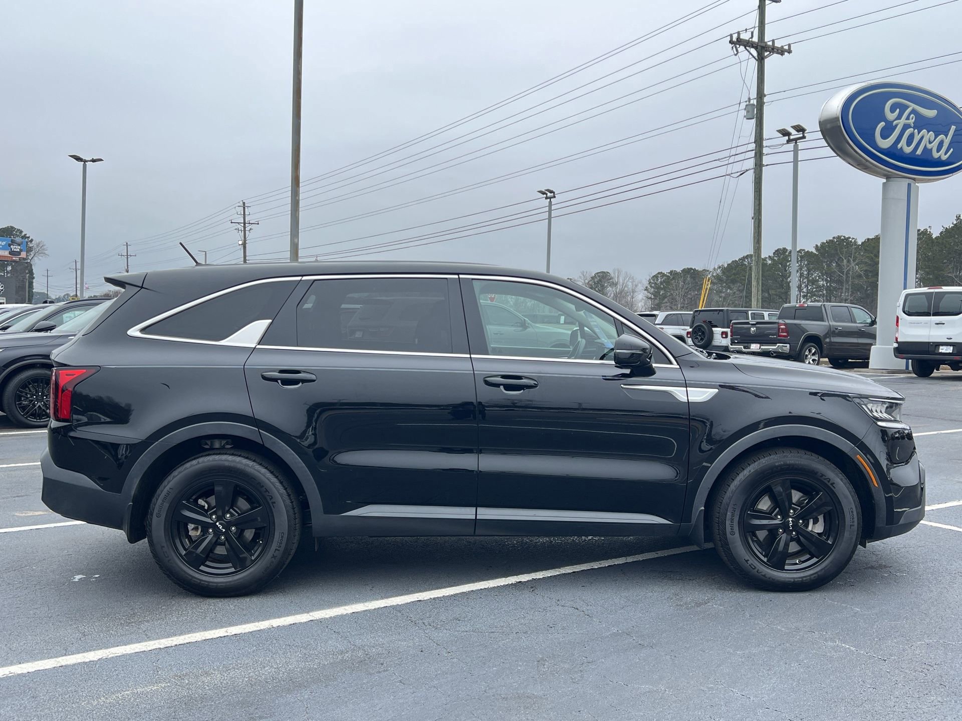 Used 2023 Kia Sorento LX image 2