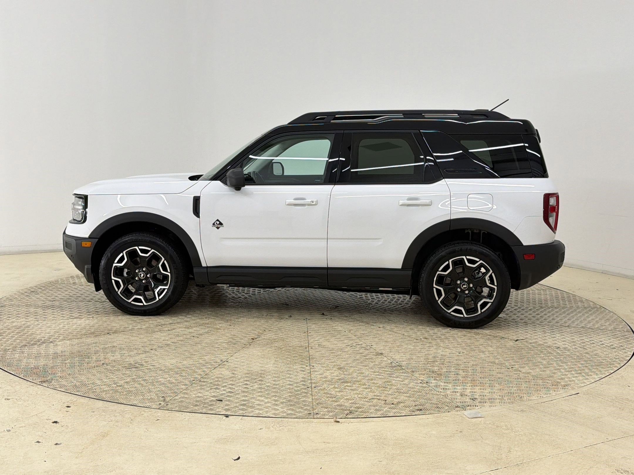 Certified 2025 Ford Bronco Sport Outer Banks w/ Outer Banks Tech Package+ AWD/4WD image 2