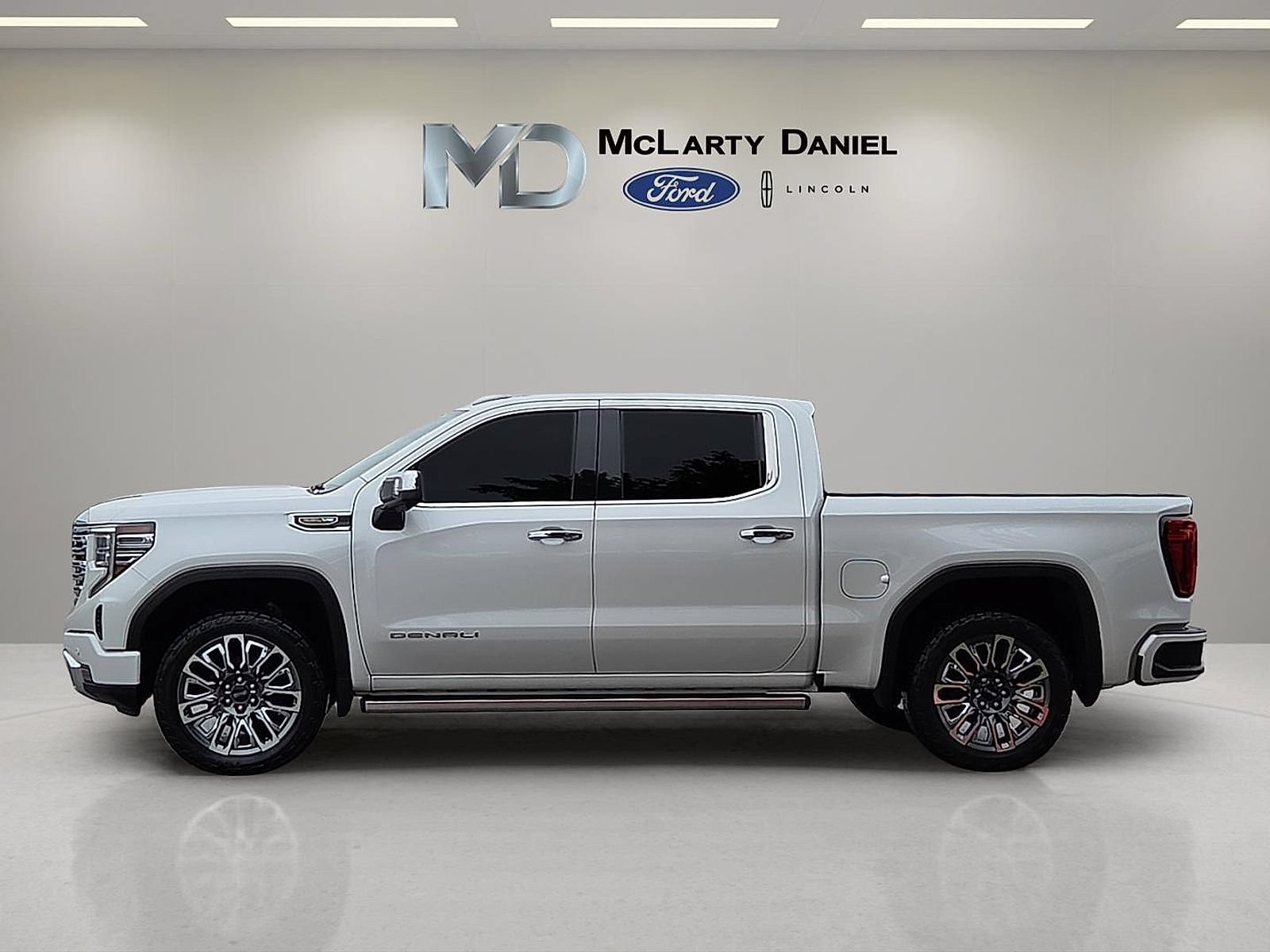 Used 2023 GMC Sierra 1500 Denali w/ Denali Reserve Package AWD/4WD video 3