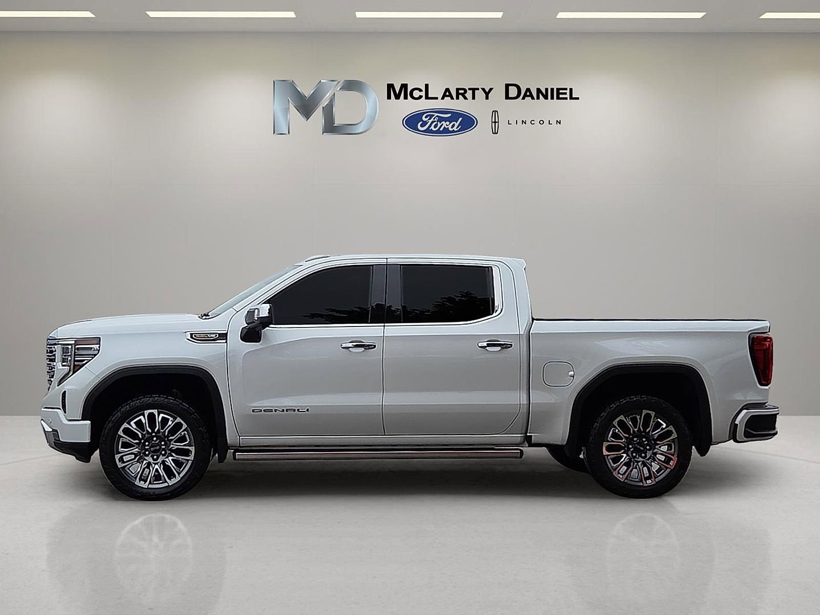 Used 2023 GMC Sierra 1500 Denali w/ Denali Reserve Package AWD/4WD image 3