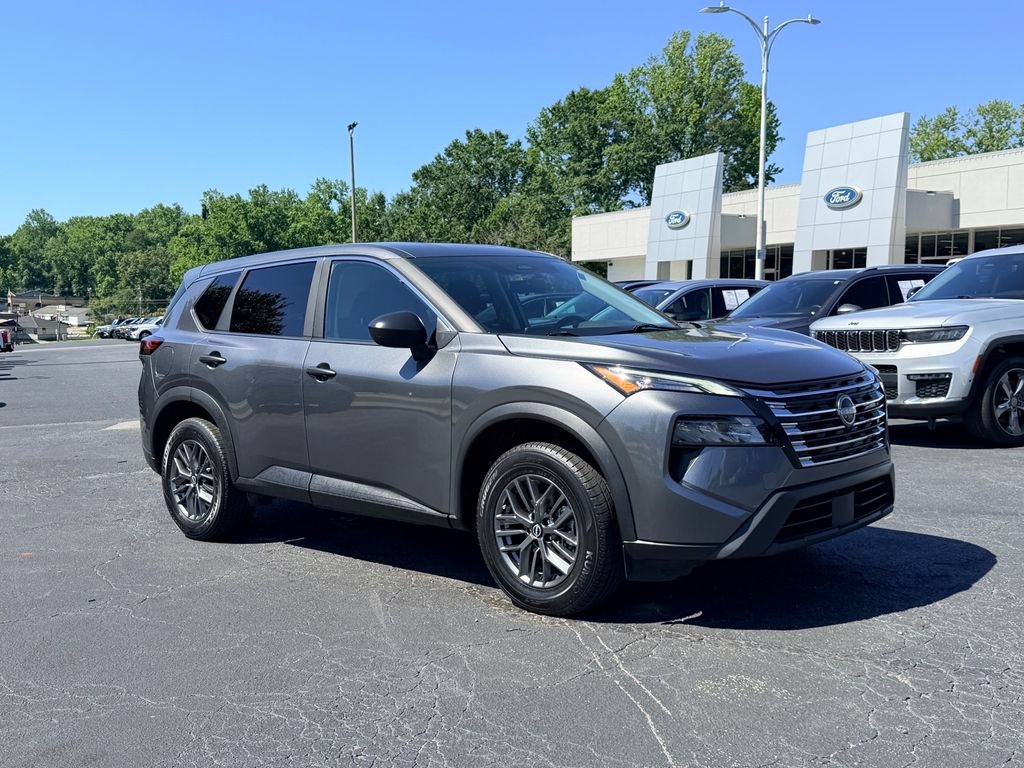 Used 2025 Nissan Rogue S AWD/4WD image 2