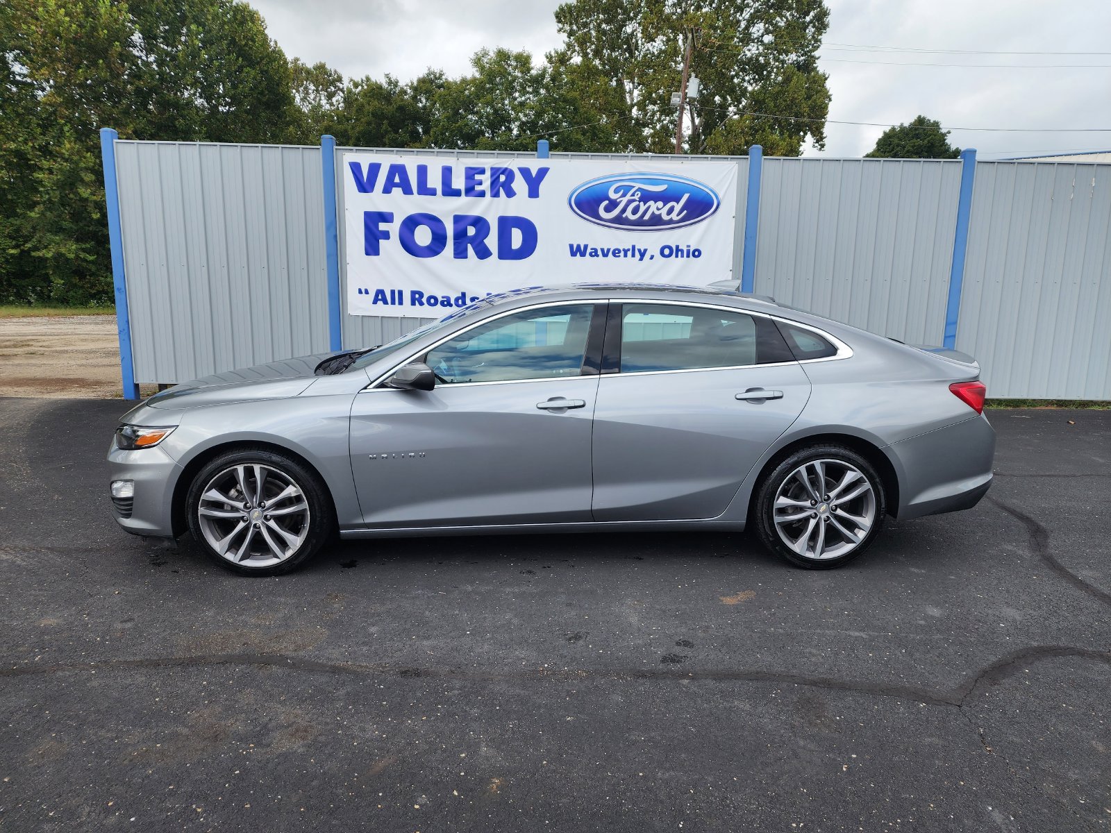 Used 2023 Chevrolet Malibu LT FWD image 2