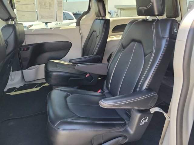 Used 2024 Chrysler Pacifica Touring-L FWD image 10