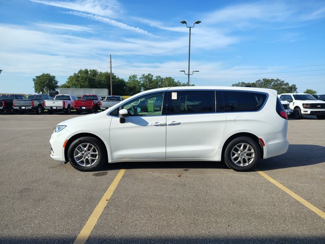Used 2023 Chrysler Pacifica Touring-L FWD image 5