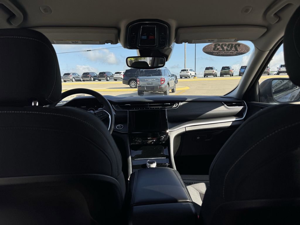 Used 2023 Jeep Grand Cherokee Laredo image 34