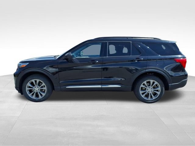 Certified 2022 Ford Explorer XLT w/ Equipment Group 202A image 3