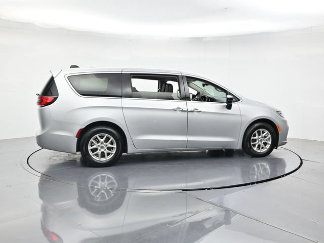 Used 2024 Chrysler Pacifica Touring-L FWD image 2