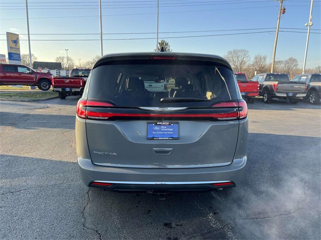 Used 2023 Chrysler Pacifica Touring-L image 4