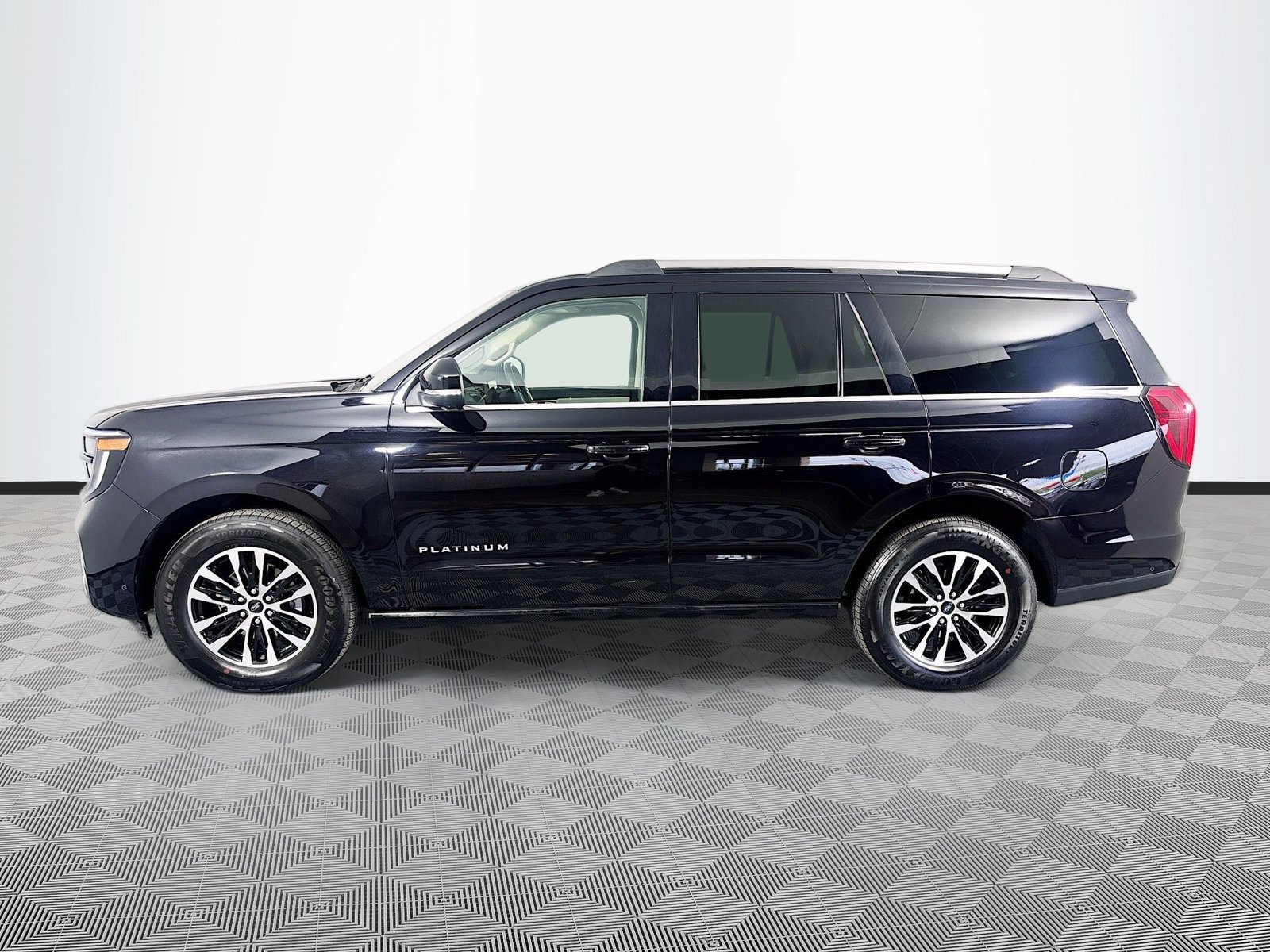 Certified 2025 Ford Expedition Platinum AWD/4WD image 4