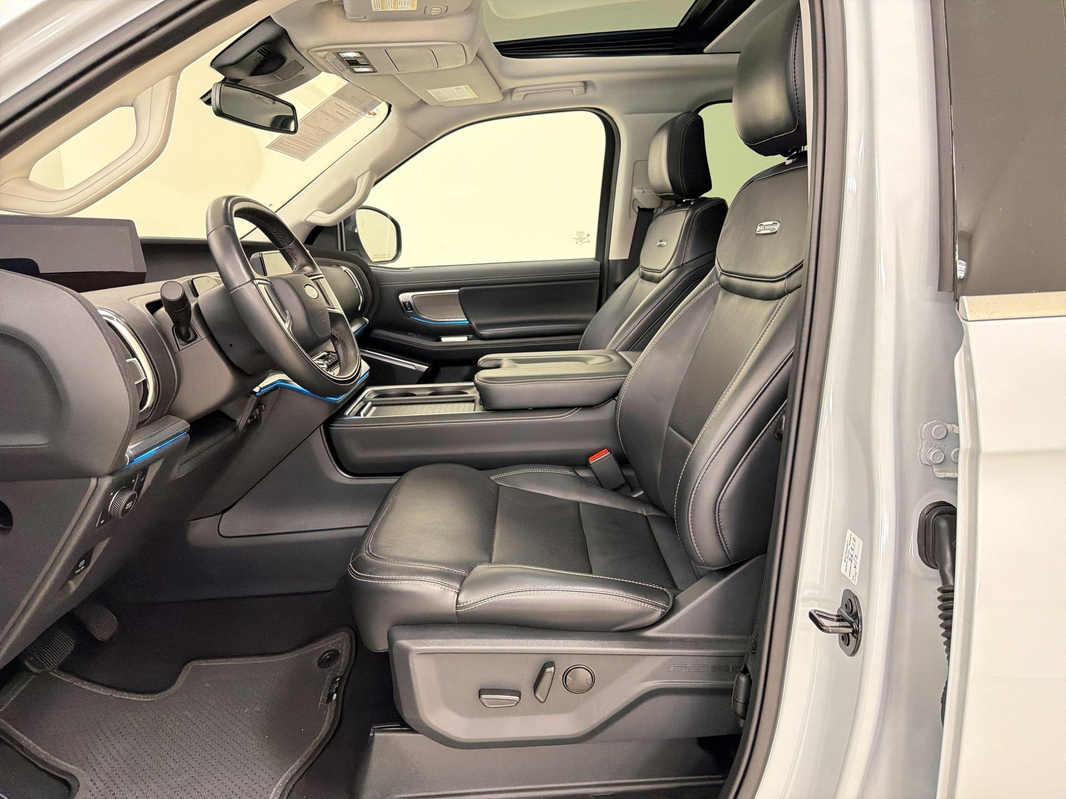 Certified 2025 Ford Expedition Platinum AWD/4WD image 5