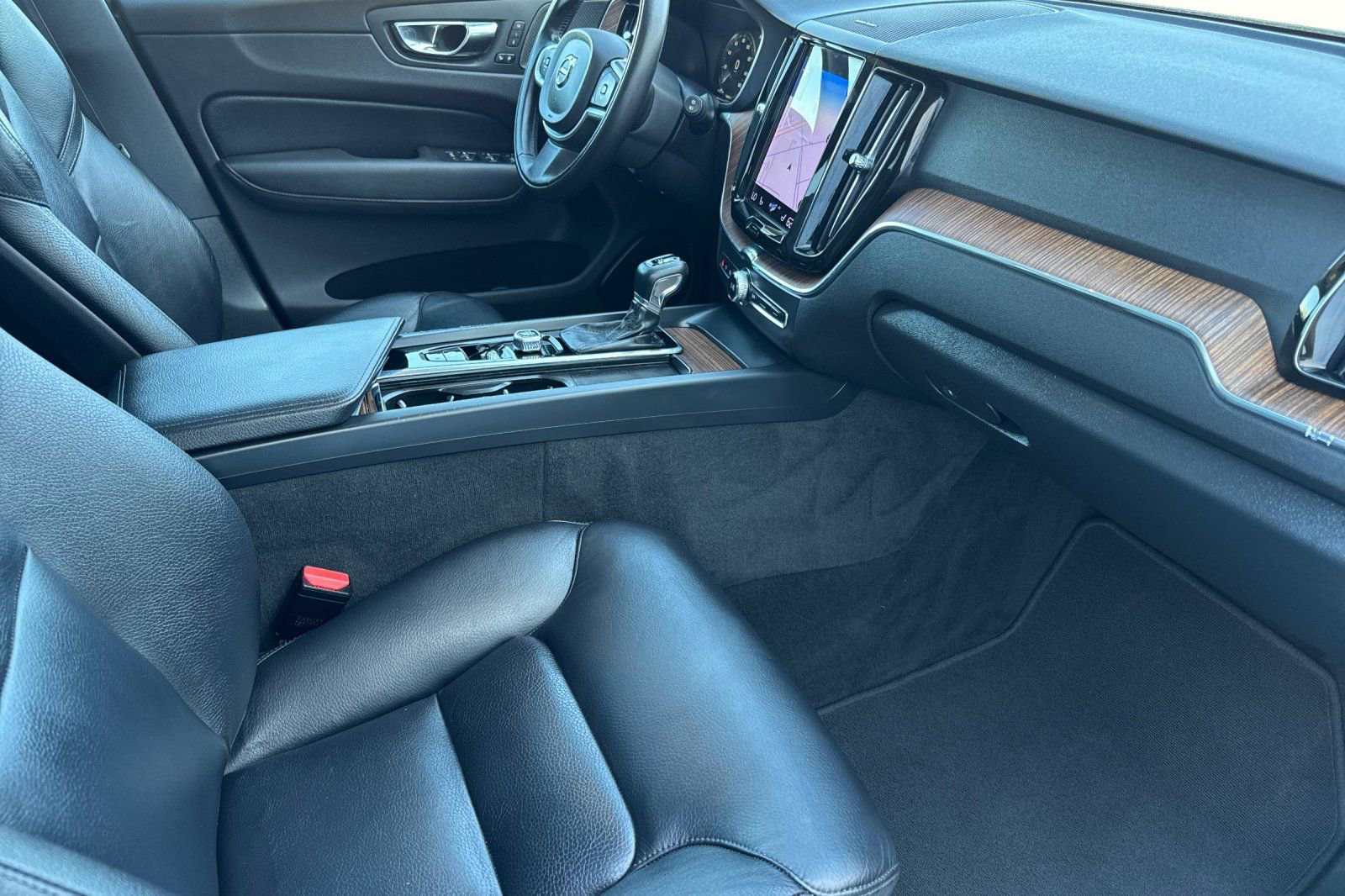 Used 2021 Volvo XC60 T6 Momentum image 17