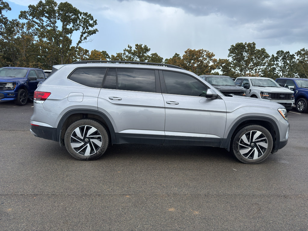 Used 2024 Volkswagen Atlas SE w/ Panoramic Sunroof Package FWD image 4