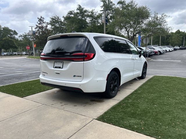 Used 2024 Chrysler Pacifica Limited FWD image 8