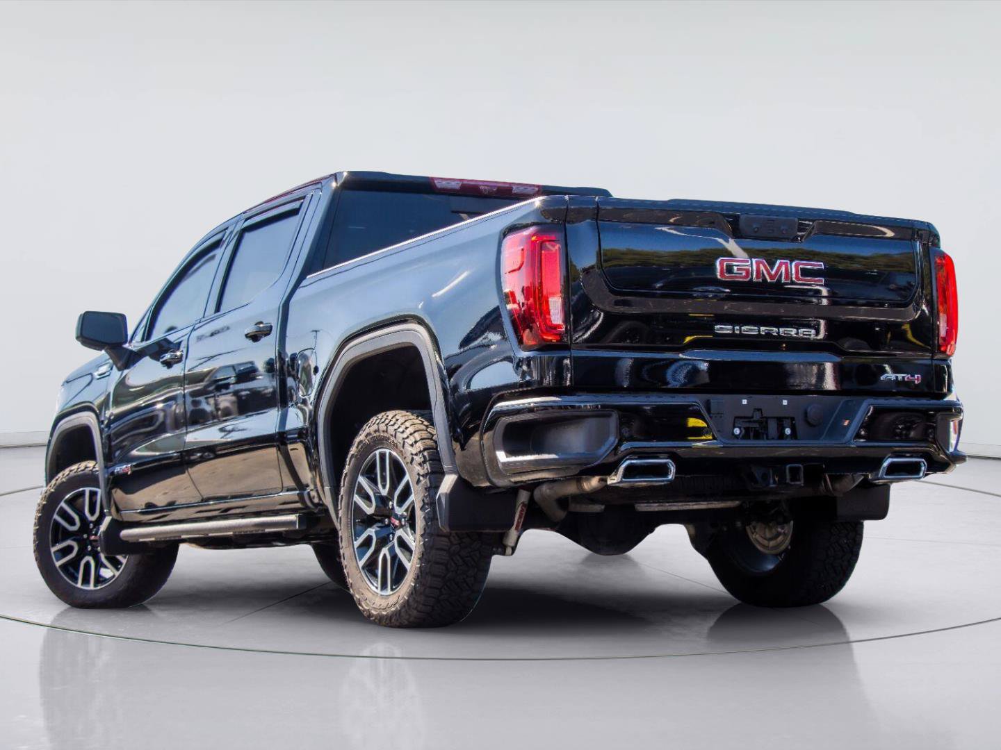 Used 2025 GMC Sierra 1500 AT4 w/ AT4 Premium Package AWD/4WD image 3