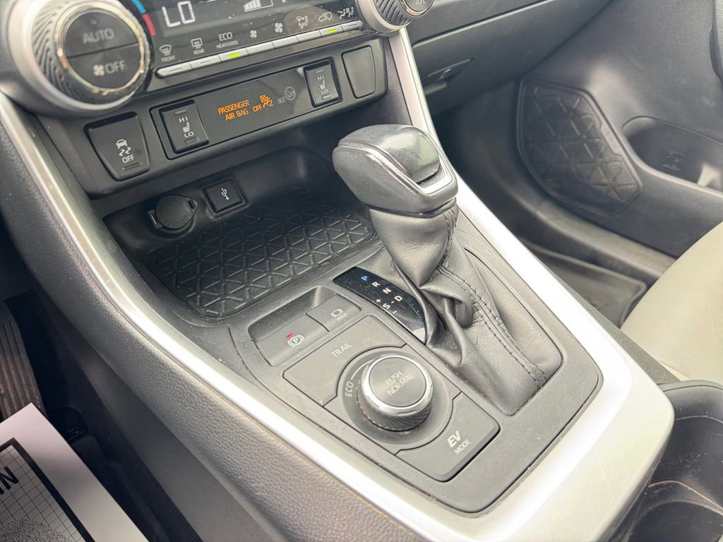 Used 2022 Toyota RAV4 XLE Premium AWD/4WD image 38