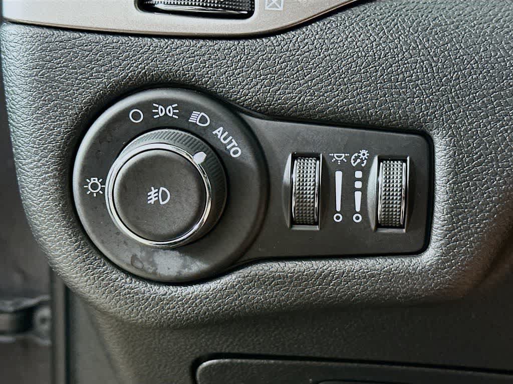 Used 2019 Jeep Cherokee Latitude Plus w/ Cold Weather Group AWD/4WD image 27