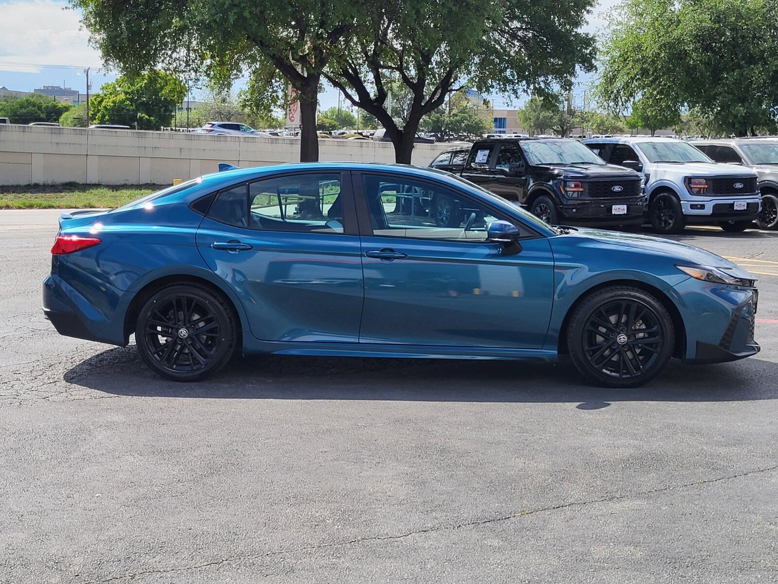 Used 2025 Toyota Camry SE image 2