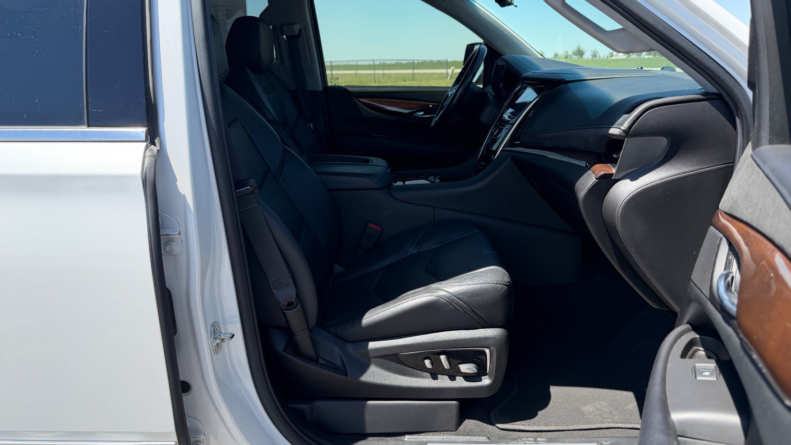 Used 2019 Cadillac Escalade ESV Luxury AWD/4WD image 28