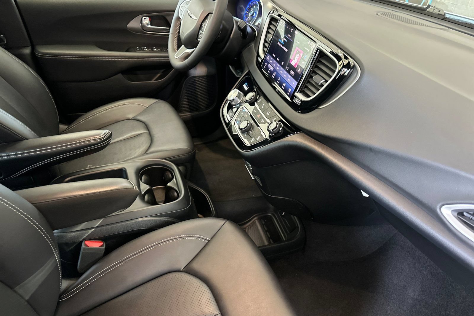 Used 2025 Chrysler Pacifica Select FWD image 17