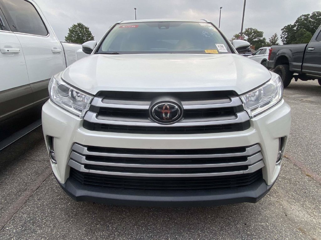 Used 2018 Toyota Highlander XLE FWD image 2