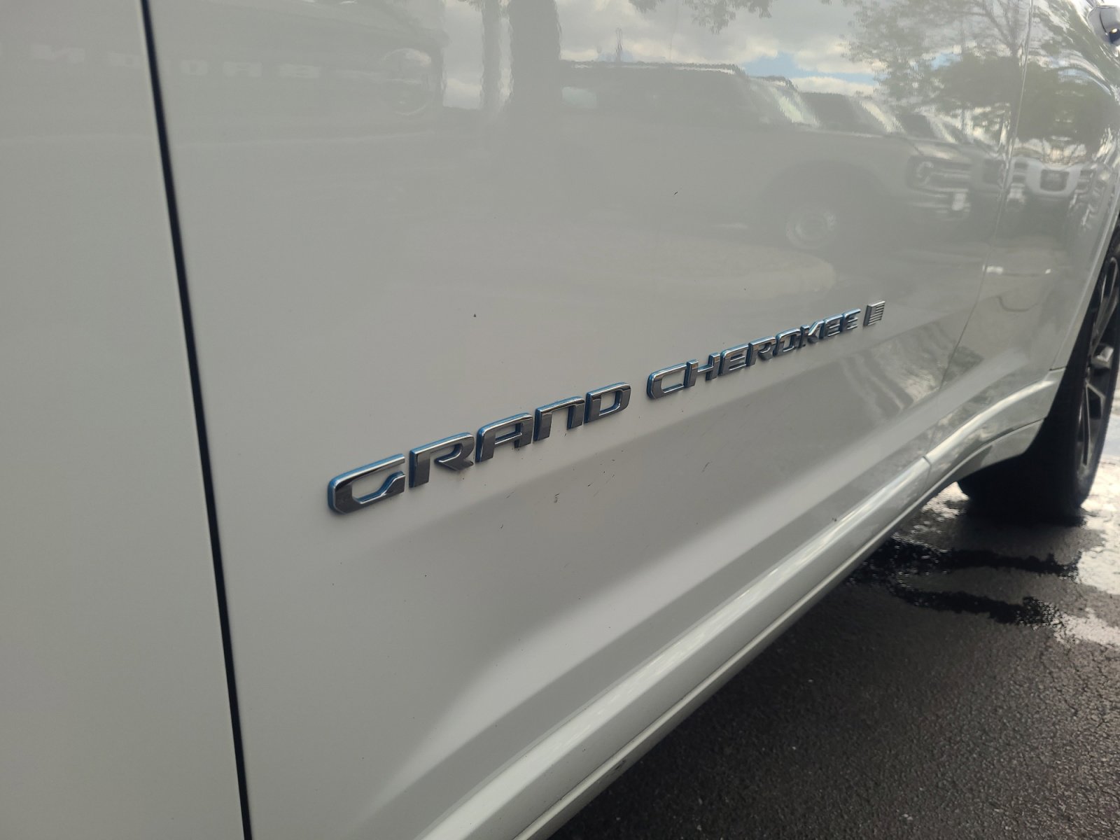 Used 2022 Jeep Grand Cherokee Overland AWD/4WD image 24