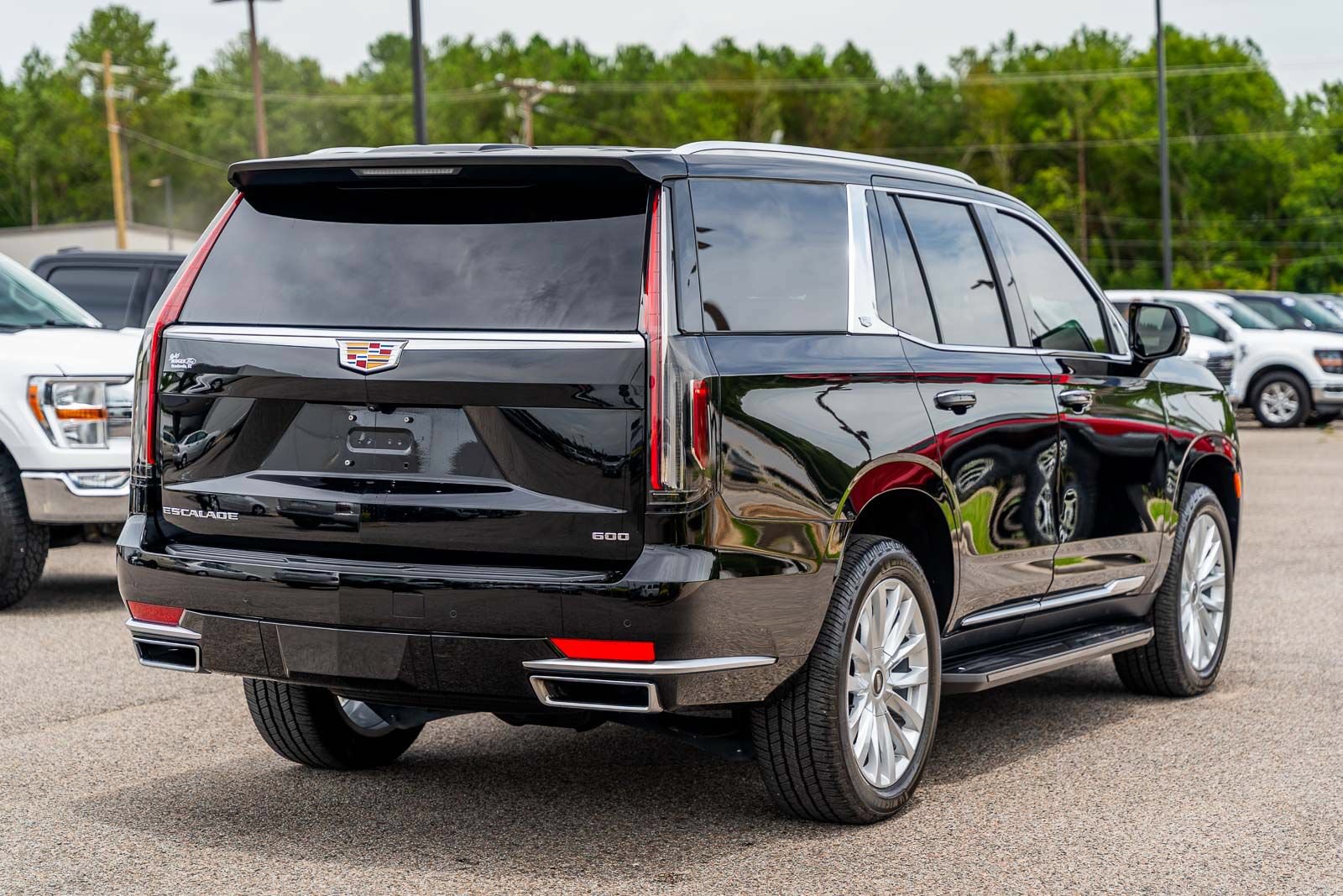 Used 2024 Cadillac Escalade Luxury w/ LPO, Floor Liner Package AWD/4WD image 7