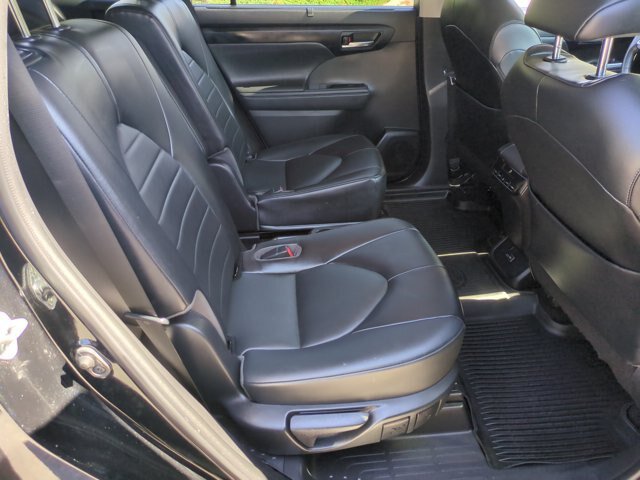 Used 2022 Toyota Highlander XLE FWD image 34