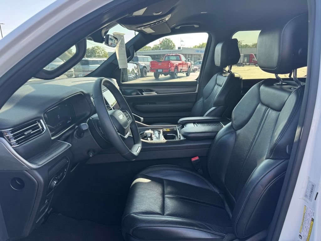 Used 2023 Jeep Wagoneer Series III w/ Preferred Equipment Group AWD/4WD image 5